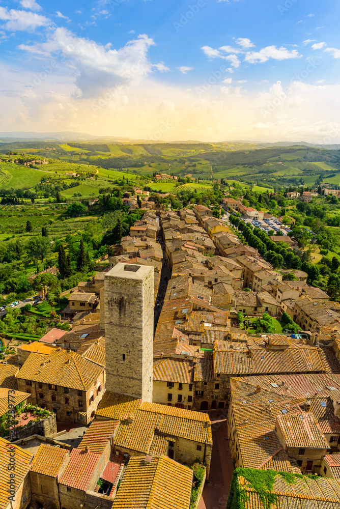 Φωτογραφία Aerial view of the historic town of San Gimignano with beautiful landscape scene