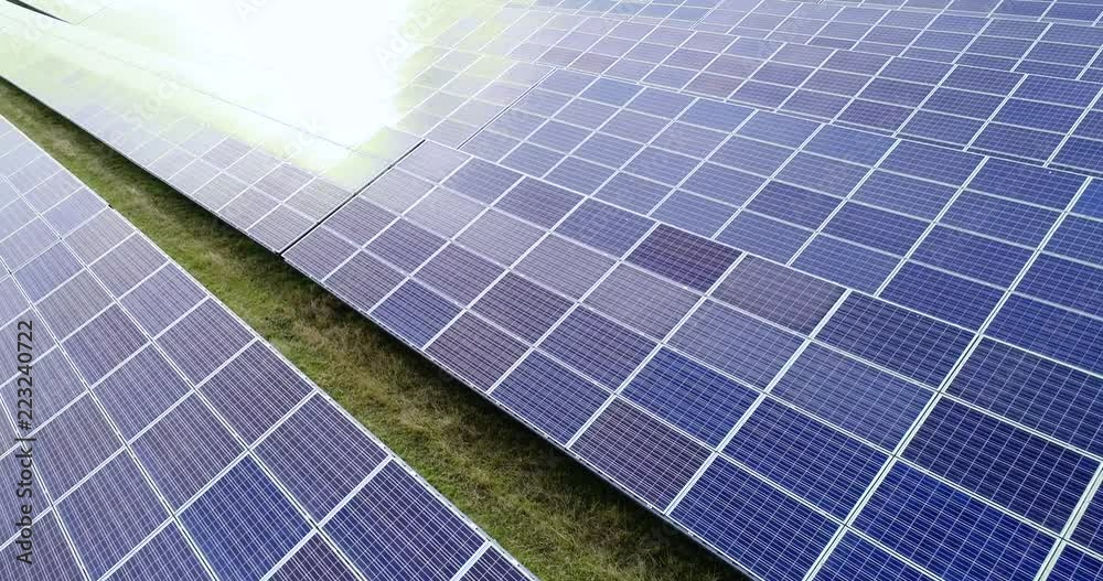 champs de panneaux solaire dans une ferme solaire