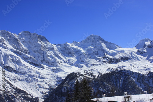 Berg in den schneebedeckten Hochalpen