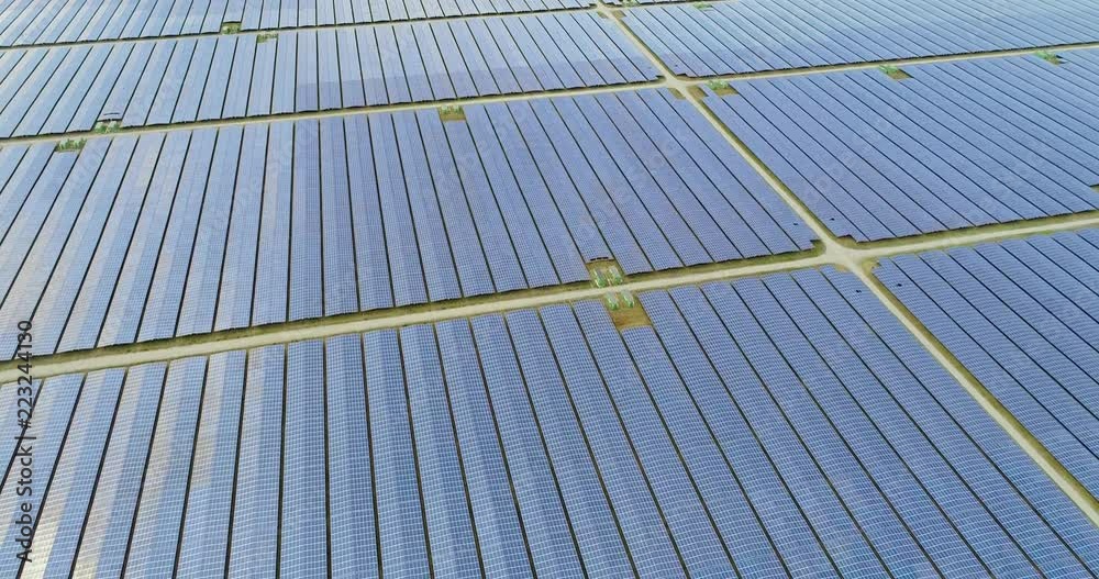 champs de panneaux solaire dans une ferme solaire