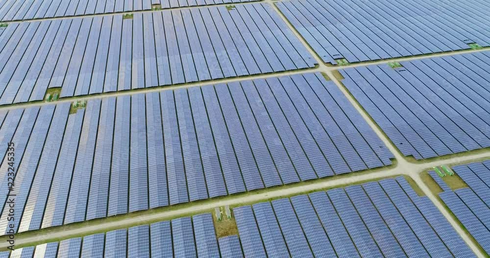 champs de panneaux solaire dans une ferme solaire