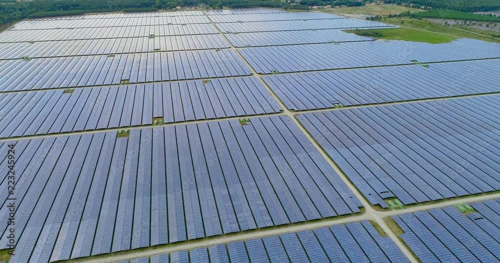 champs de panneaux solaire dans une ferme solaire