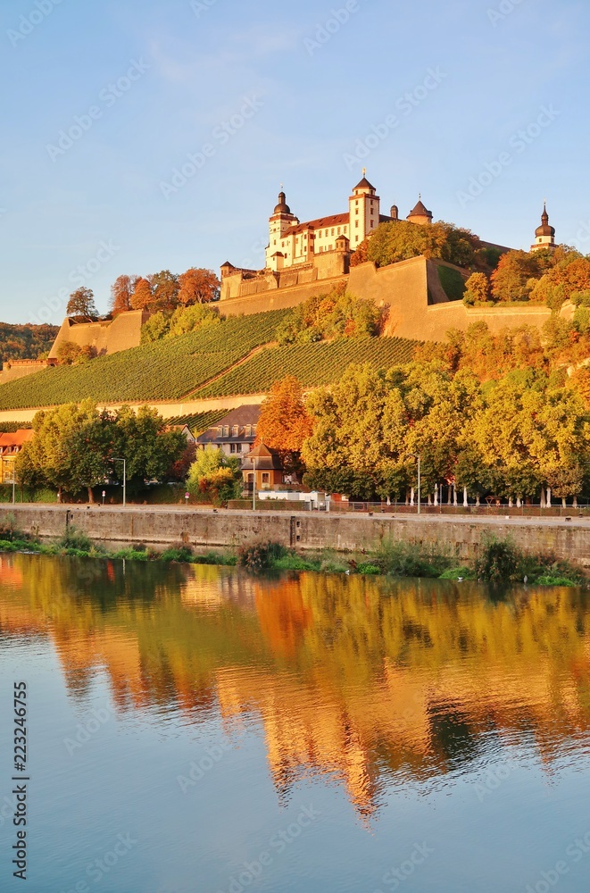Würzburg, Festung, im Main gespiegelt