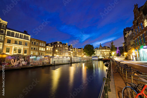 夜のアムステルダムの花市場運河からの眺め
