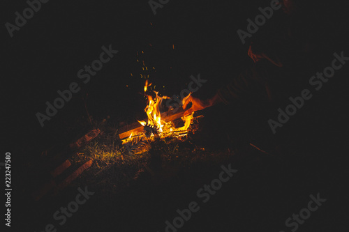 Making bonfire at the starry night © Franciele Correa