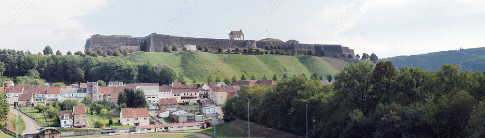 Zitadelle von Bitsch - Citadelle de Bitche – gelegen auf einem Hügel über der Stadt Bitsch - Panorama
