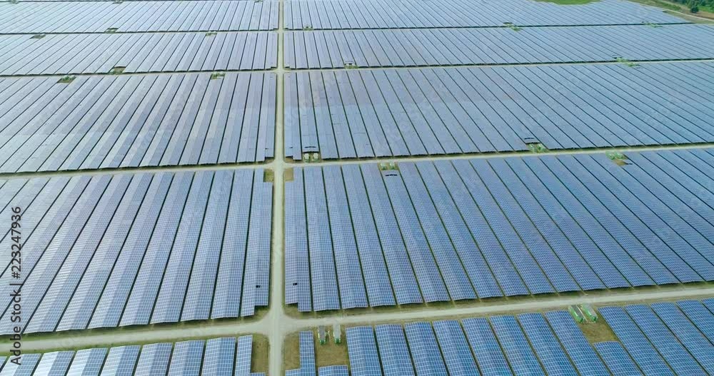 champs de panneaux solaire dans une ferme solaire