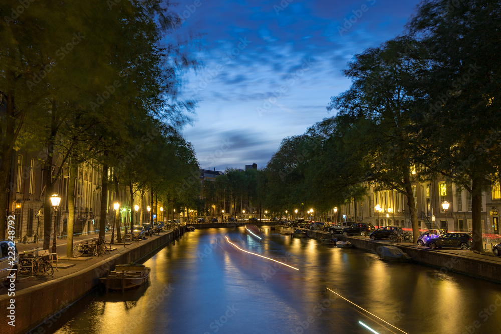 アムステルダムの日暮れ直後の運河