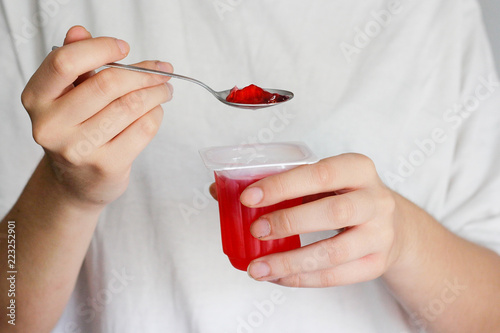Принти на полотні Woman eating red jelly