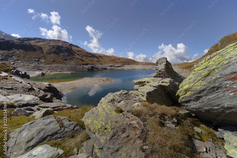 lago nero all'alpe angeloga e il colore verde e le nuvole riflesse