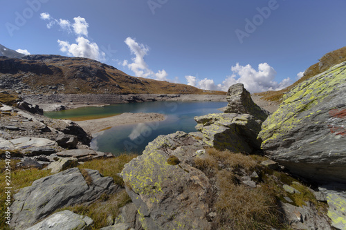 lago nero all'alpe angeloga e il colore verde e le nuvole riflesse © Mose