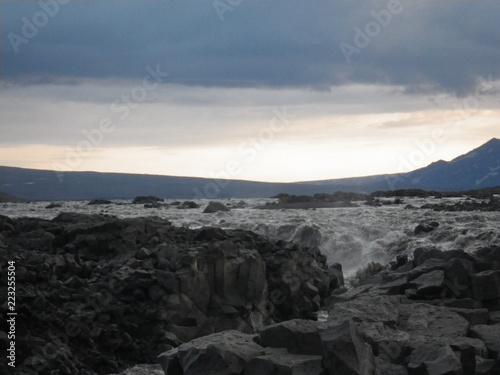 Wallpaper Mural Torrent dû à la fonte des neiges Torontodigital.ca