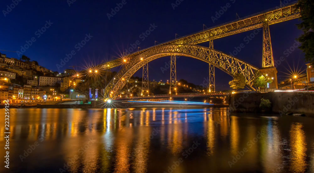 Die erleuchtete Brücke Dom Luis I über den Douro in Porto bei Nacht