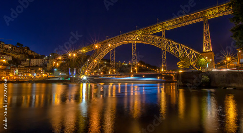 Die erleuchtete Brücke Dom Luis I über den Douro in Porto bei Nacht © Martina Schikore