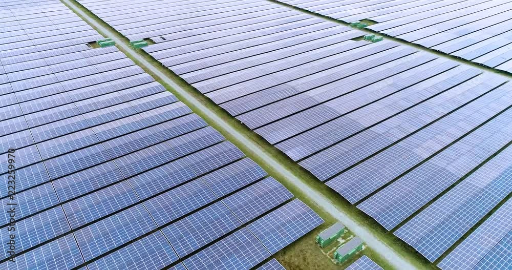 champs de panneaux solaire dans une ferme solaire