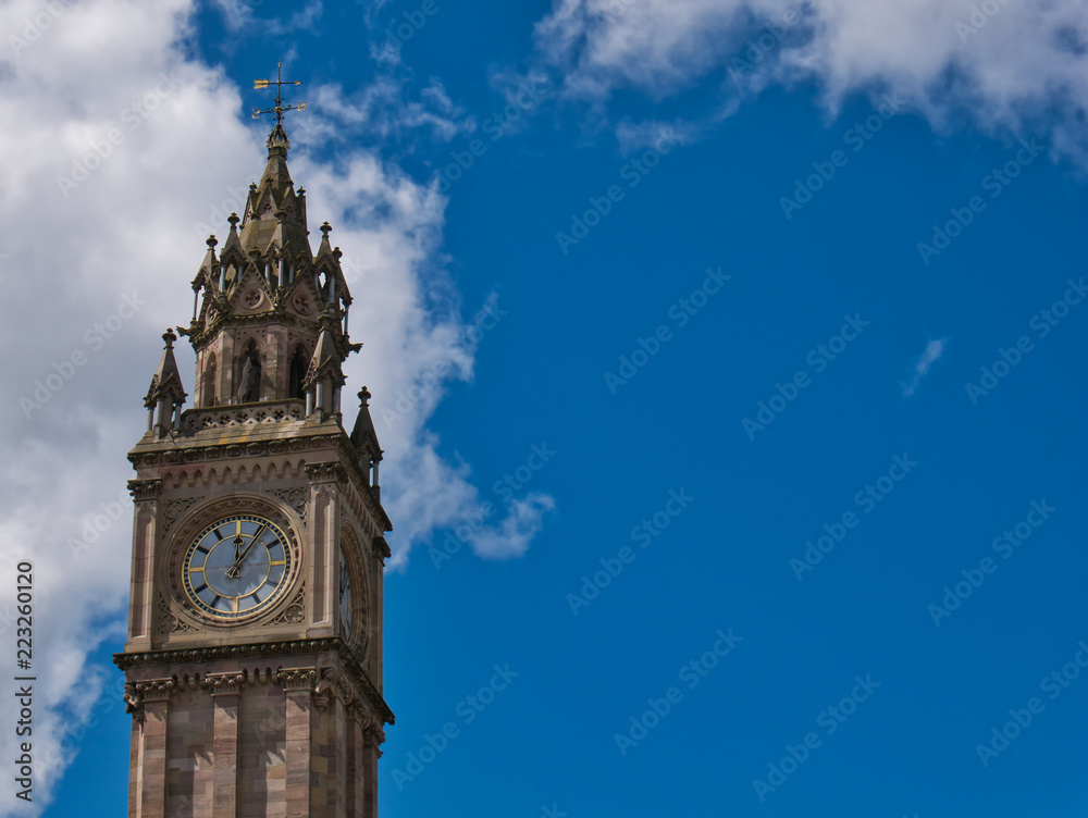 Turmuhr in Belfast bei blauem Himmel mit Wolken