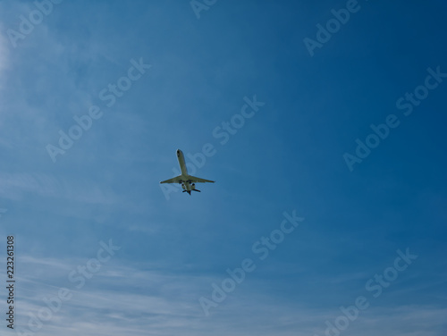 Flugzeug in der Luft bei blauem Himmel mit wolken