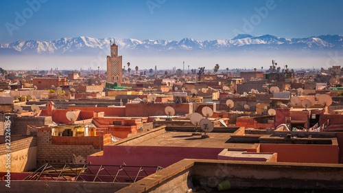 Canvastavla Panoramic view of Marrakesh and the snow capped Atlas mountains, Morocco
