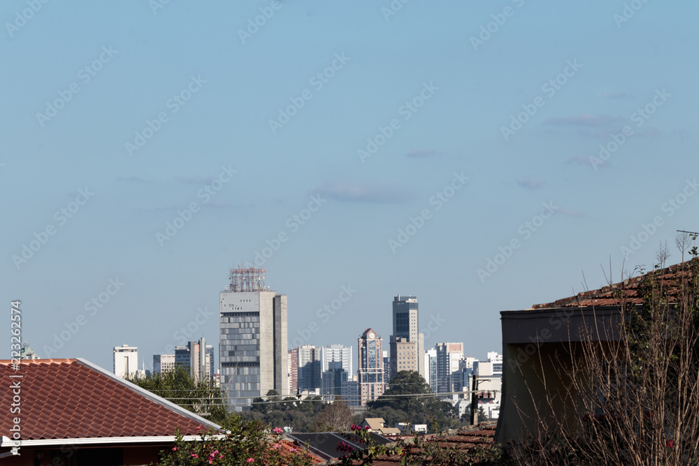 Vista dos prédios da cidade grande em dia ensolarado