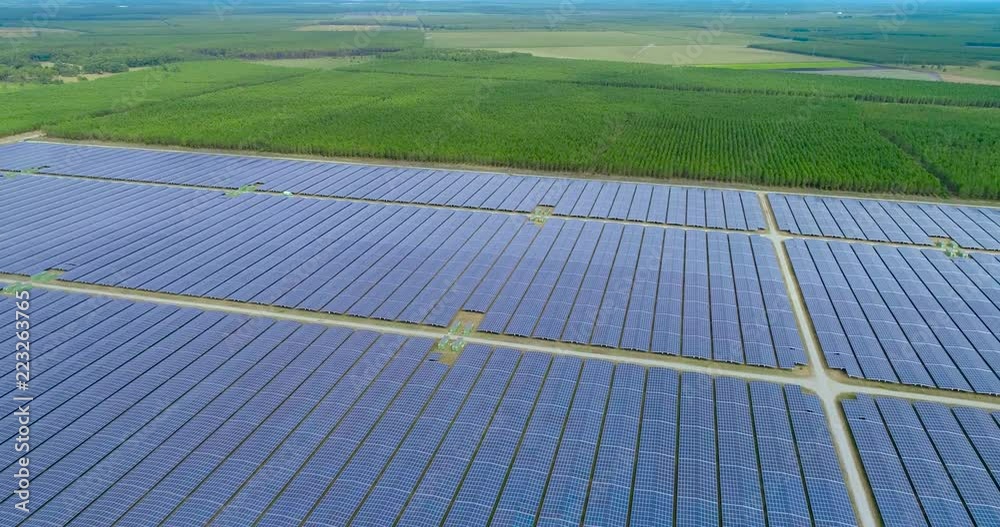 champs de panneaux solaire dans une ferme solaire
