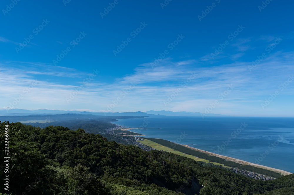 Obraz premium 弥彦山から観る寺泊の街と海