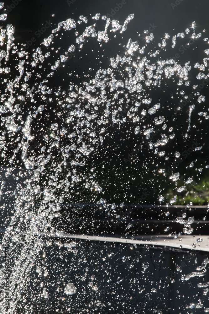 Obraz premium Fountain of drops of water on dark background