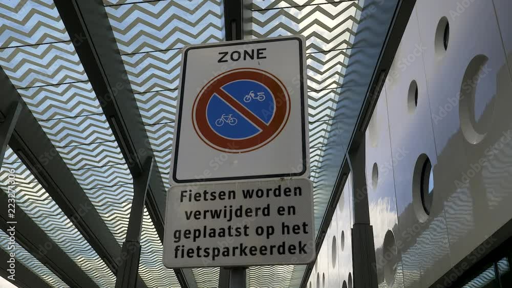A sign at Gouda station saying it's forbidden for bicycles and motorised vehicle, fietsen worden verwijdered en geplaatst op het fietsparkeerdek.