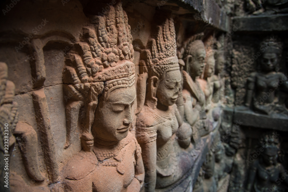 Φωτογραφία The beautiful bas relief in the hidden terrace of the Terrace of the Leper King in royal square of Angkor Thom, Cambodia
