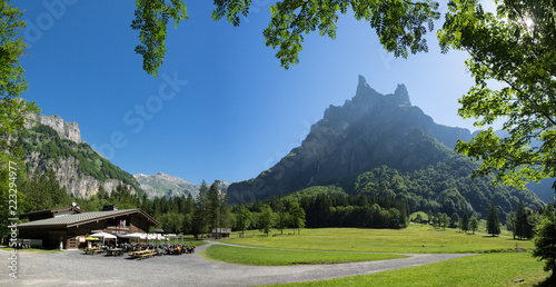 Panorama des Taleingangs mit Bergen und grüner Wiese, Sixt fer a Cheval, Frankreich photo