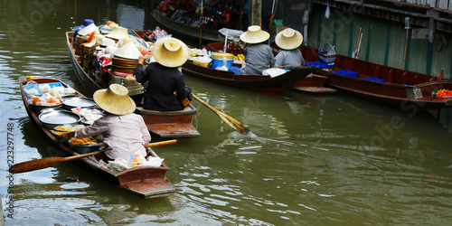 Woman trading fruit and food in boats at Damnoen Saduak floating market ,Thailand © MICHEL
