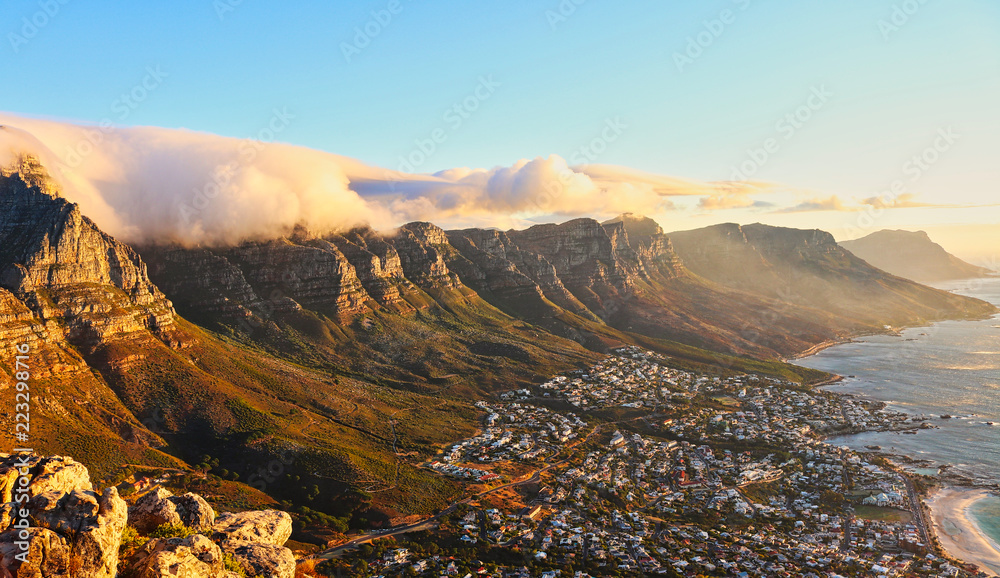 Obraz premium Chmury na szczycie góry w Kapsztadzie