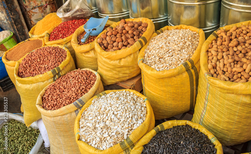 Photo Seeds and nuts in canvas bags at the traditional souk market in the old town or