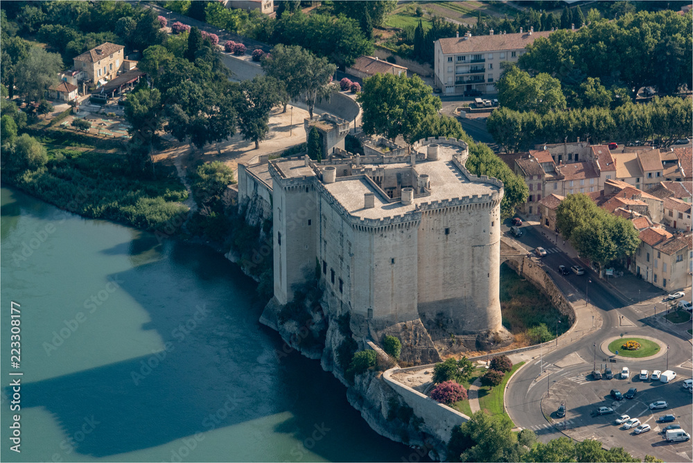 vue aérienne du château de Tarascon dans les Bouches-du-Rhône en France