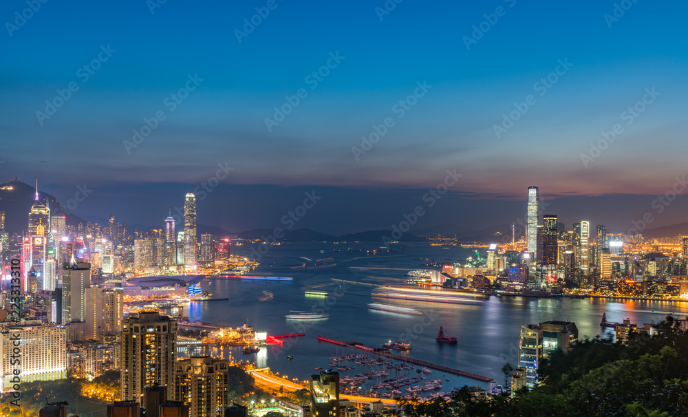 Naklejka premium miasto hong kong w nocy