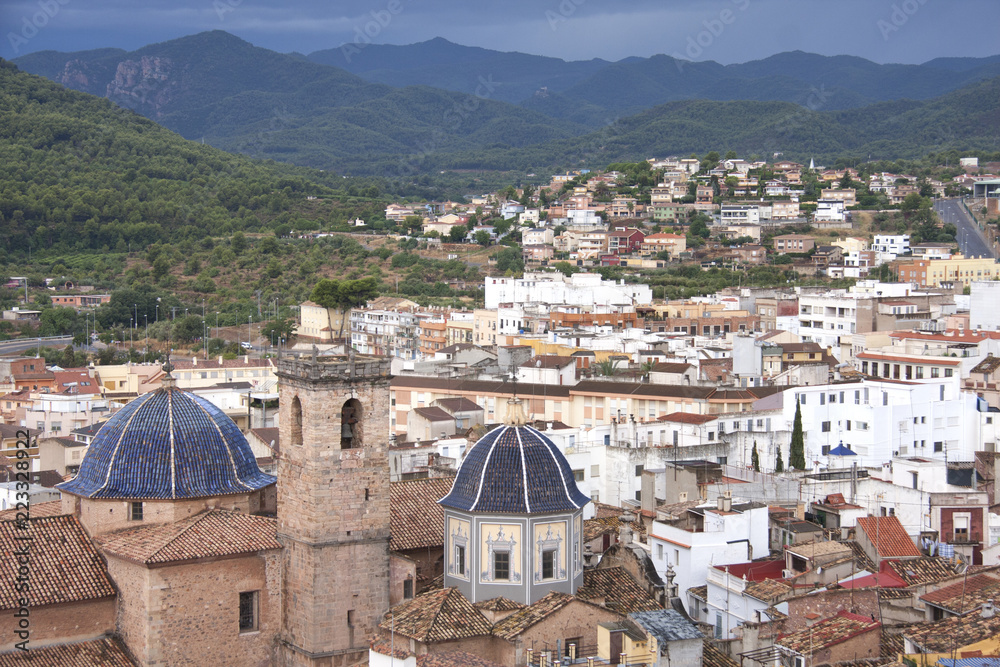 Fototapeta premium Vista panorámica de Onda con la Sierra de Espadán al fondo.