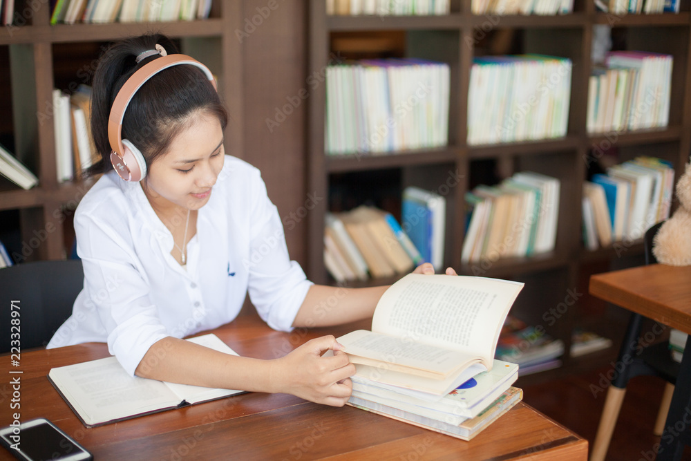 Asia beautiful girls are reviewing lessons, reading books and using phones. Asia beautiful girls are reviewing lessons, reading books and using phones.