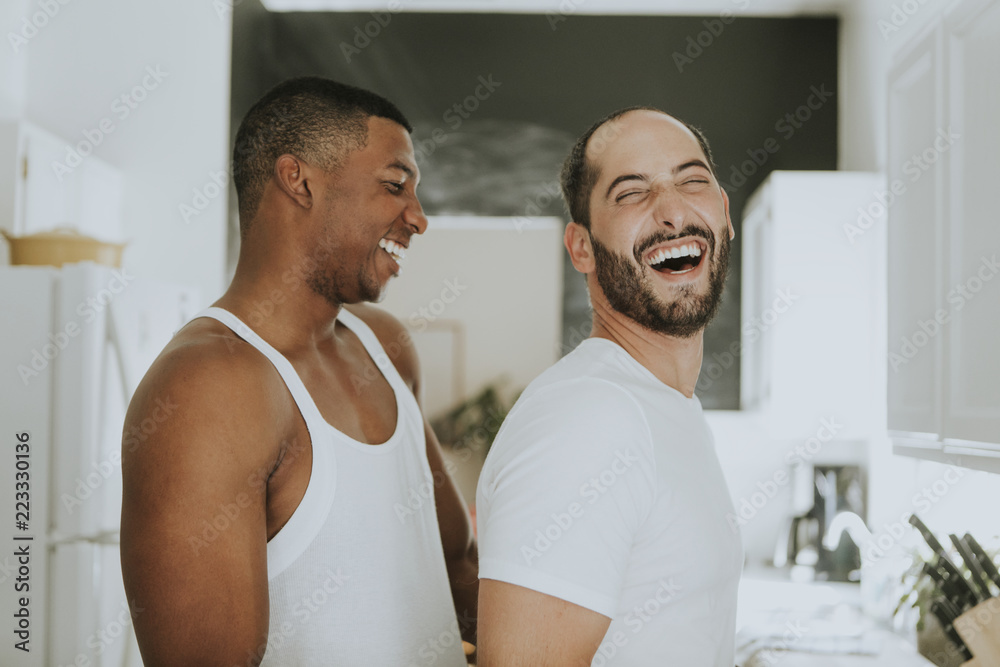 Obraz premium Gay couple hugging in the kitchen