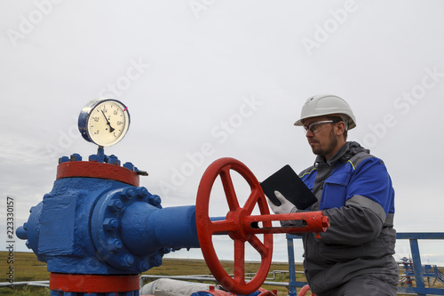 Gaz operator, The operator anneals the gas well with a torch.