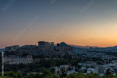 Vista panoramica sulla città di Atene e Acropoli alle prime luci del mattino, Grecia © Davide D. Phstock
