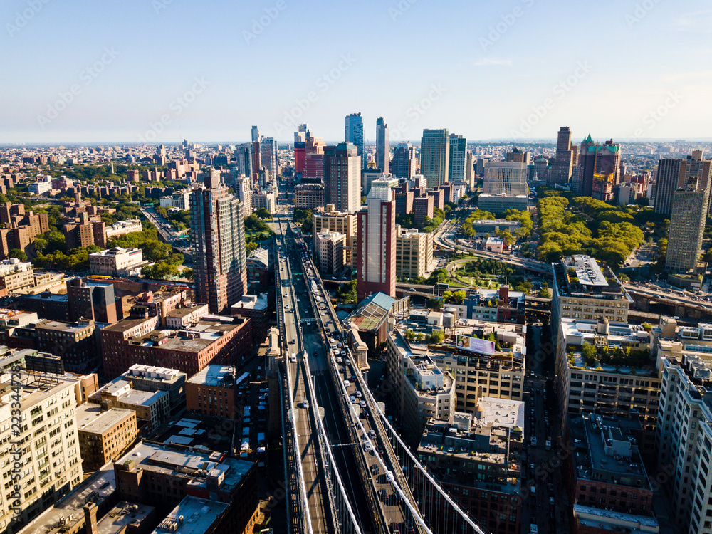Fototapeta premium Widok z lotu ptaka na most Brooklyn i Manhattan w Nowym Jorku