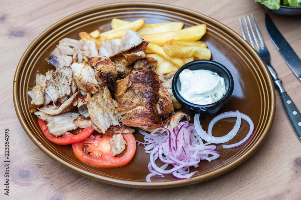 Griechisches Essen knusprige Döner Gyros Teller Portion mit Kartoffeln ...