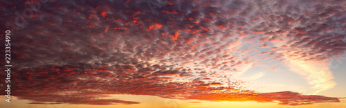Fototapeta samoprzylepna Zdjęcie panoramiczne ognistego nieba o zachodzie słońca. Złoty zachód słońca we wrześniu, Białoruś, obwód witebski. Nadaje się do każdego projektu.