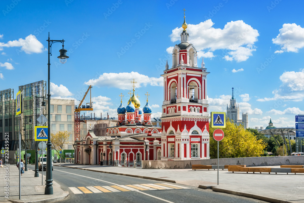 Fototapeta premium Георгиевская церковь на Варварке в Москве St. George's Church on Varvarka Street in Moscow