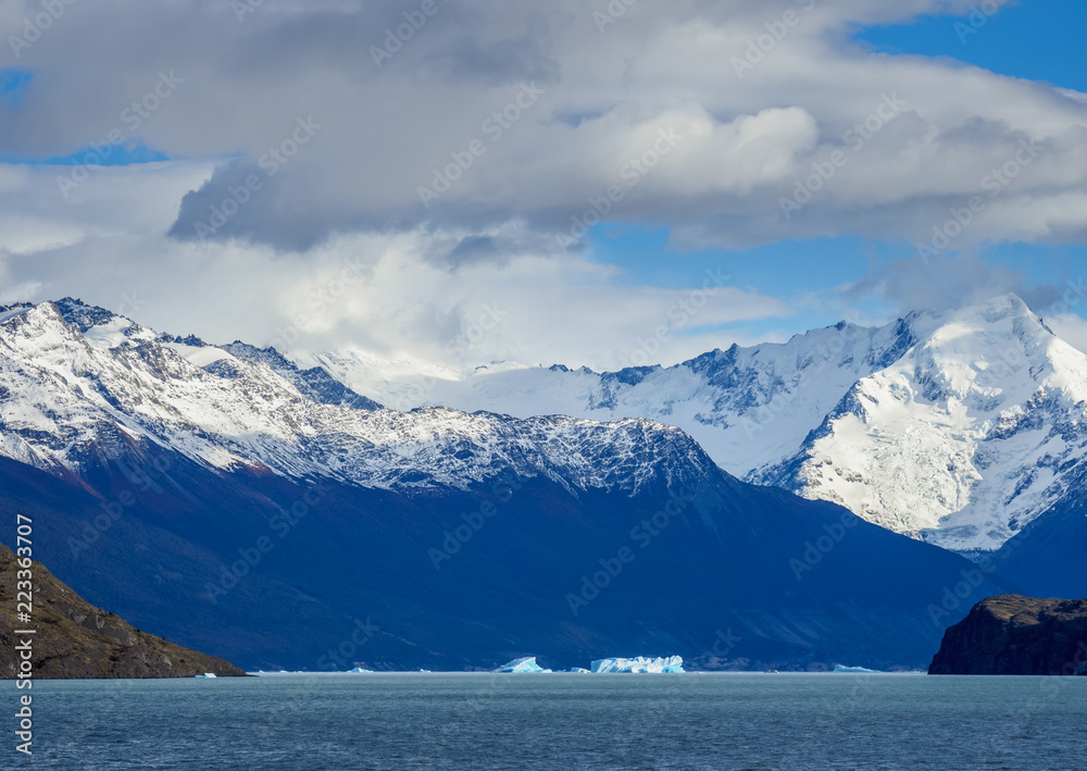 Icebergs on Lake Argentino, Los Glaciares National Park, Santa Cruz Province, Patagonia, Argentina