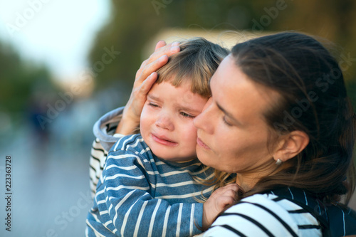 Foto the child cries on hands at mother on walk