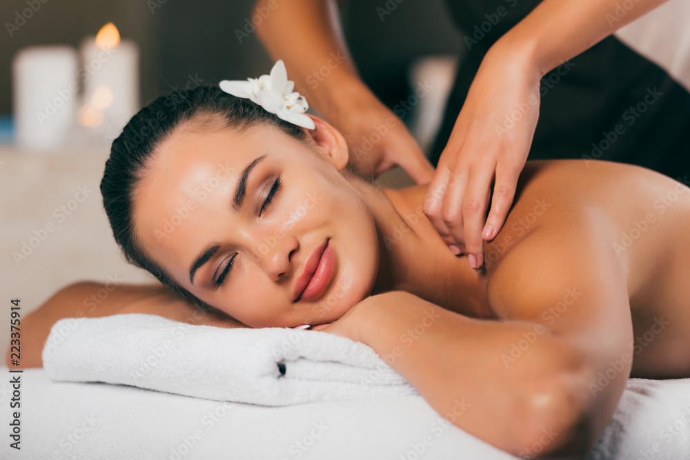 Obraz premium relaxing woman having massage at spa center