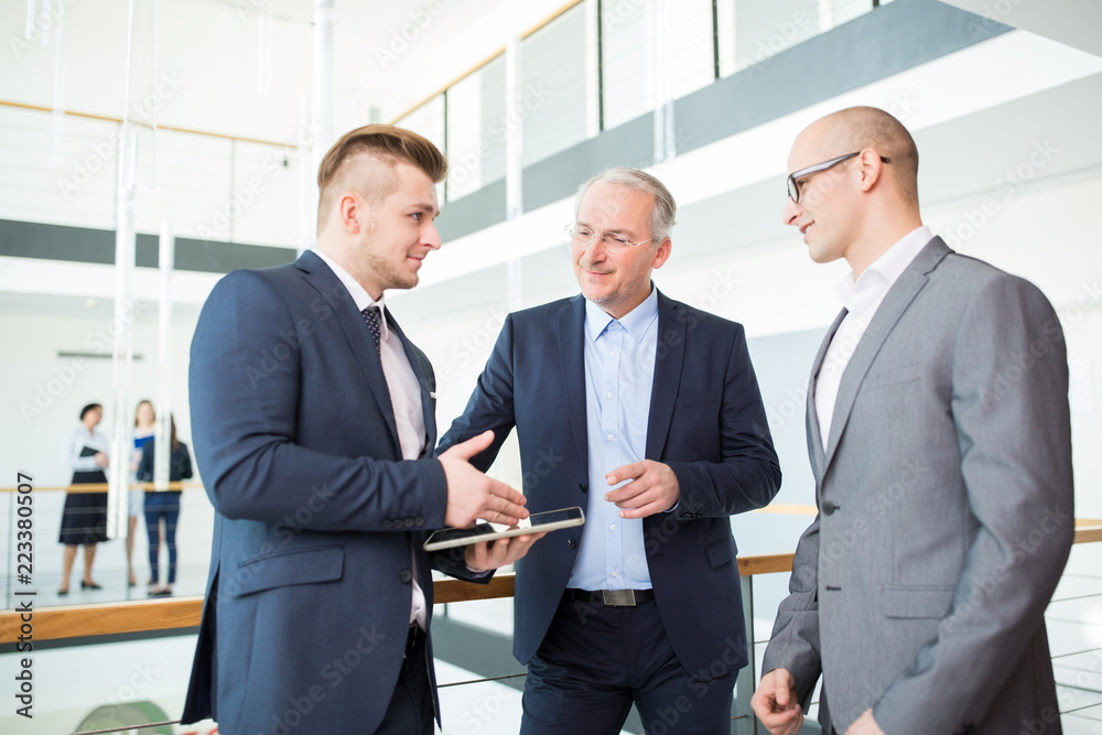 Berater mit Tablet PC erklärt eine Business Strategie Berater mit Tablet PC erklärt eine Business Strategie