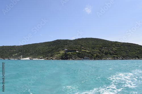 Mar azul turquesa e colina verde. Arraial do Cabo