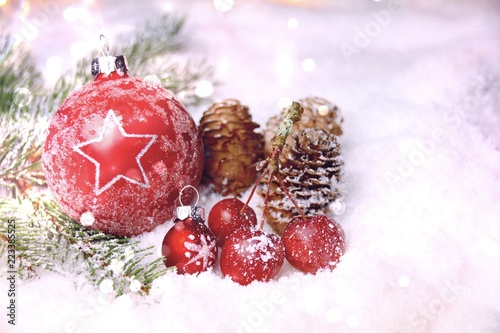 Weihnachtskugel im Schnee -...