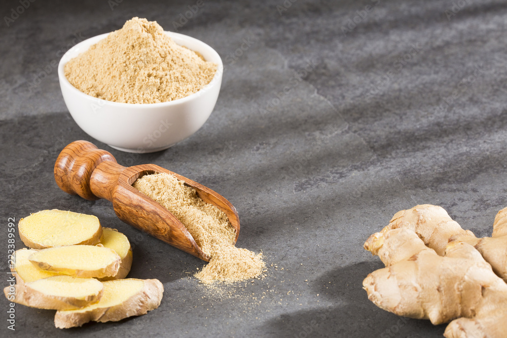 Fototapeta premium Ginger root and ginger powder - Zingiber officinale